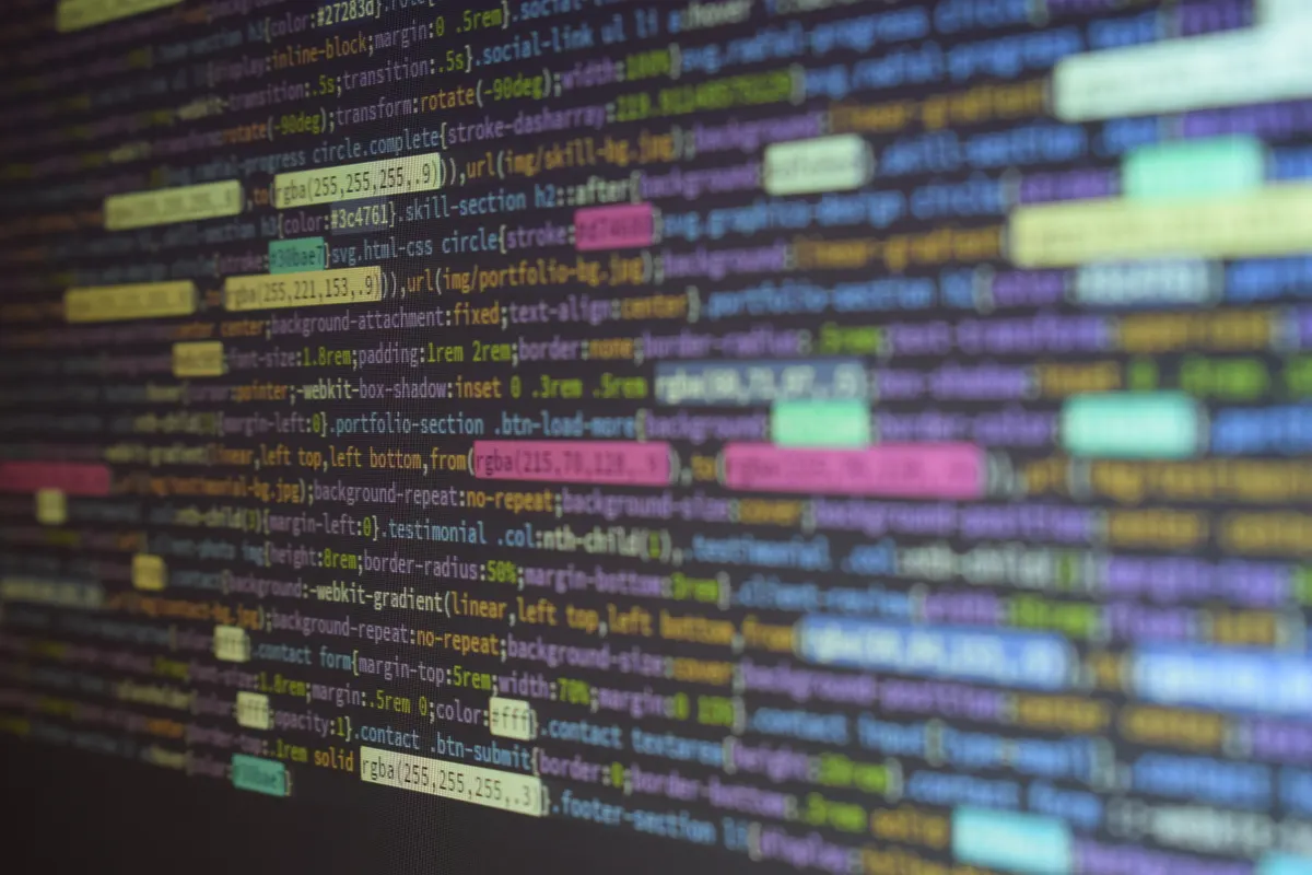 Colorful source code on a monitor, illustrating a StateFlow stale data bug in Kotlin