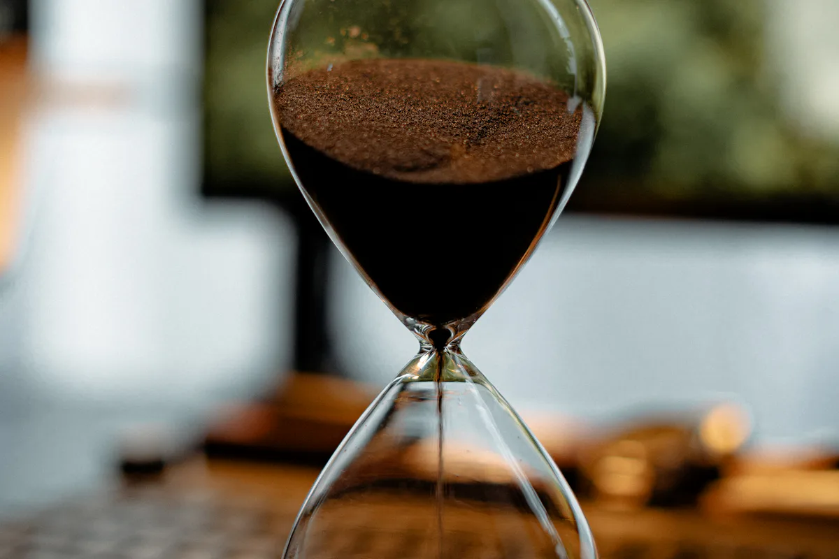 Hourglass running out, like a question timer hit by a LaunchedEffect stale value bug