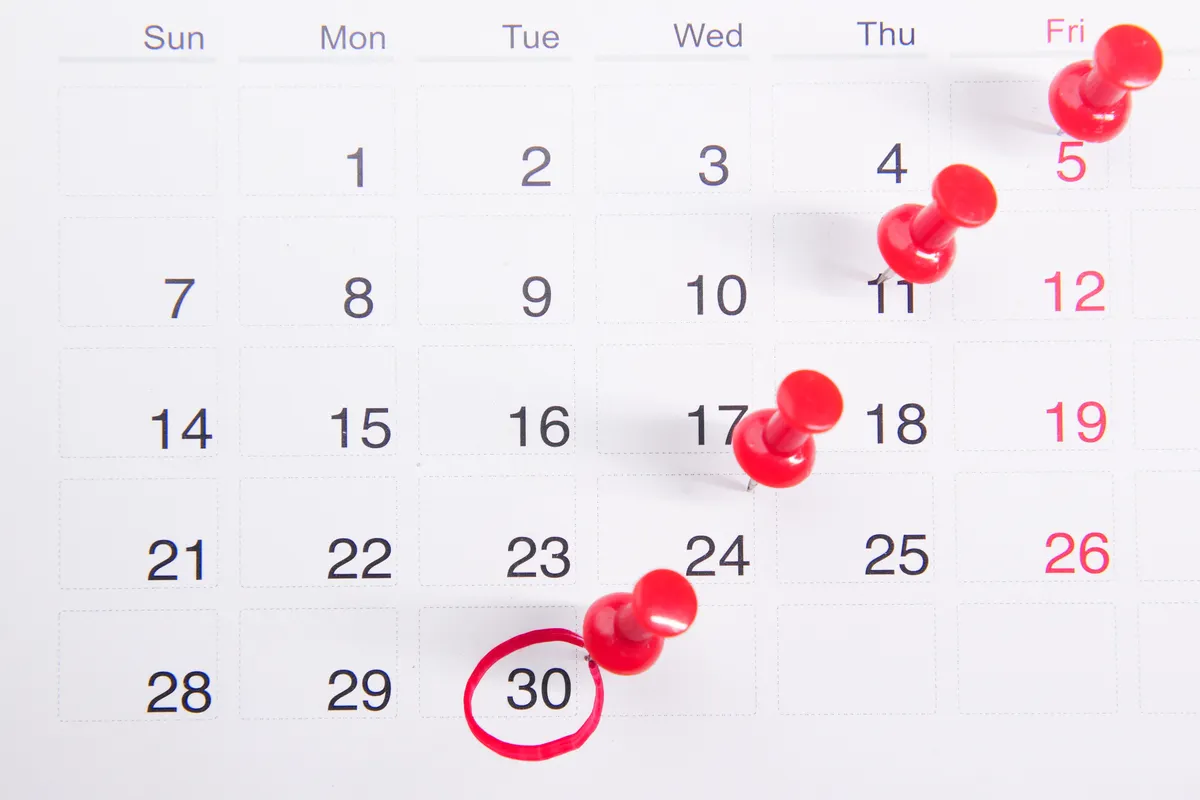 Calendar with red pins and a circled date, for tell me about a time you missed a deadline